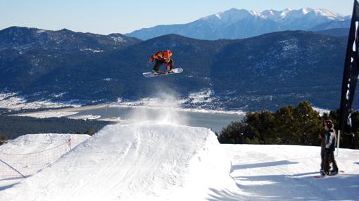 Snowboard con vistas a las cumbres de los Pirineos