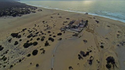 El hotel Le Dune Piscinas, en medio del arena