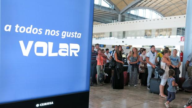 Pasajeros en el Aeropuerto de Alicante