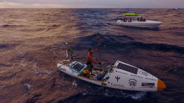 La proeza del hombre que ha cruzado el Atlántico con un remo y una balsa