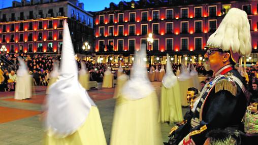 La Procesión General del Viernes Santo a su paso por la Plaza Mayor