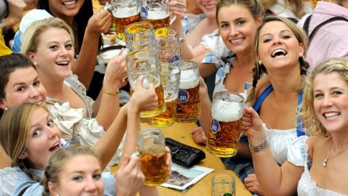 Unas jóvenes posan con su cervezas durante la Oktoberfest, en Múnich