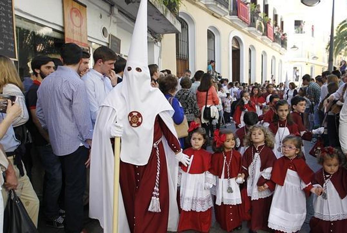 Niños participando en la Semana Santa