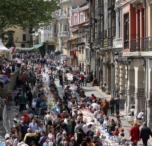 Avilés bate el récord Guinness de la comida en la calle más numerosa del mundo