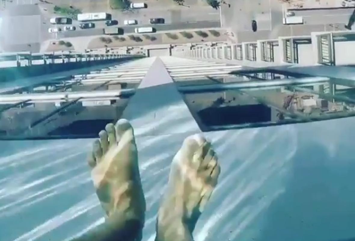 La piscina, con el fondo de cristal, en la nueva torre de apartamentos de Houston