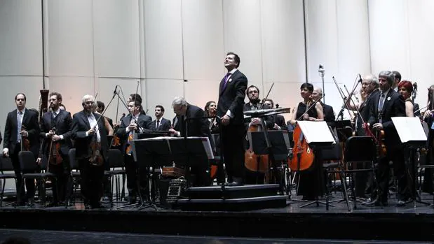 La Orquesta Sinfónica de Uruguay, durante la gala por los cien años del estreno de La Cumparsita, el popular tango compuesto por el uruguayo Gerardo Matos Rodríguez