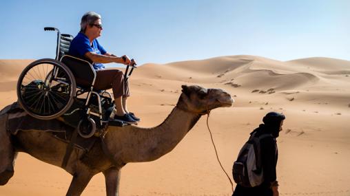 Una cliente del hotel Kasba Dar Daïf, en Marruecos, hace un trekking por el desierto.