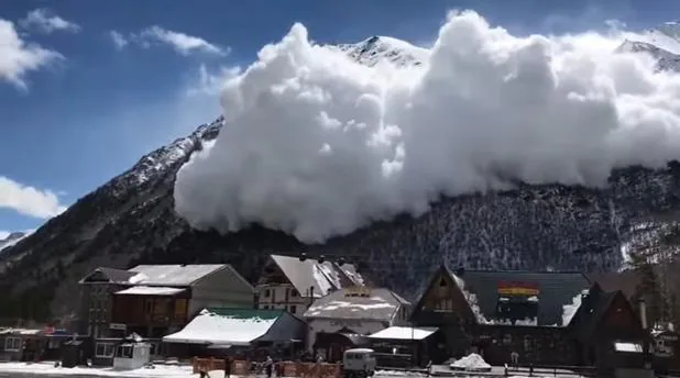 La enorme avalancha que pudo sepultar una estación de esquí