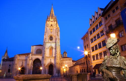 La Regenta frente a la Catedral de Oviedo