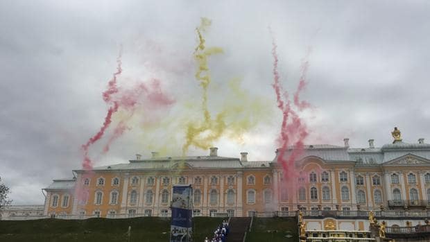 La bandera española sobrevoló los jardines del Palacio de Peterhof durante el espectáculo que puso el broche final al Año Dual de Turismo de España y Rusia