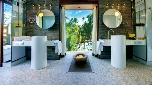 El baño de una de las villas de The Brando