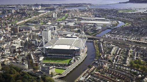 Foto aérea de Cardiff, con el Millenium Stadium en primer plano