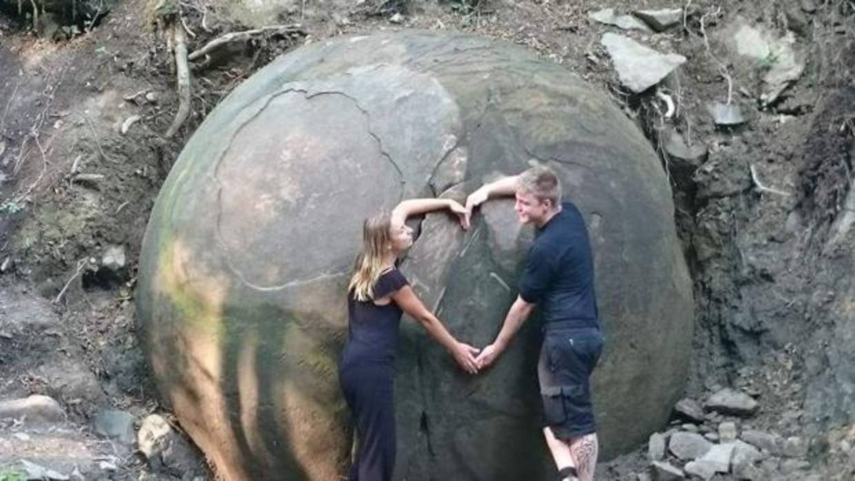 Turistas en la piedra hallada en Zavidovići