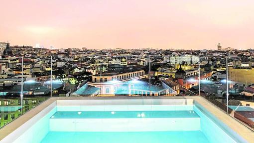 Piscina del hotel Dear, con Madrid como telón de fondo