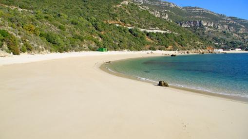 Playa Galapinhos, limpia y habitualmente sin «atasco» de bañistas