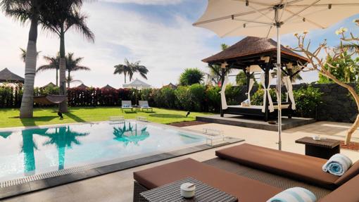 Piscinas, camas balinesas y el entorno del mar, en el Gran Meliá Palacio de Isora