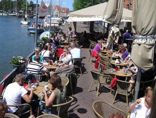 Terraza junto a los canales de Enkhuizen