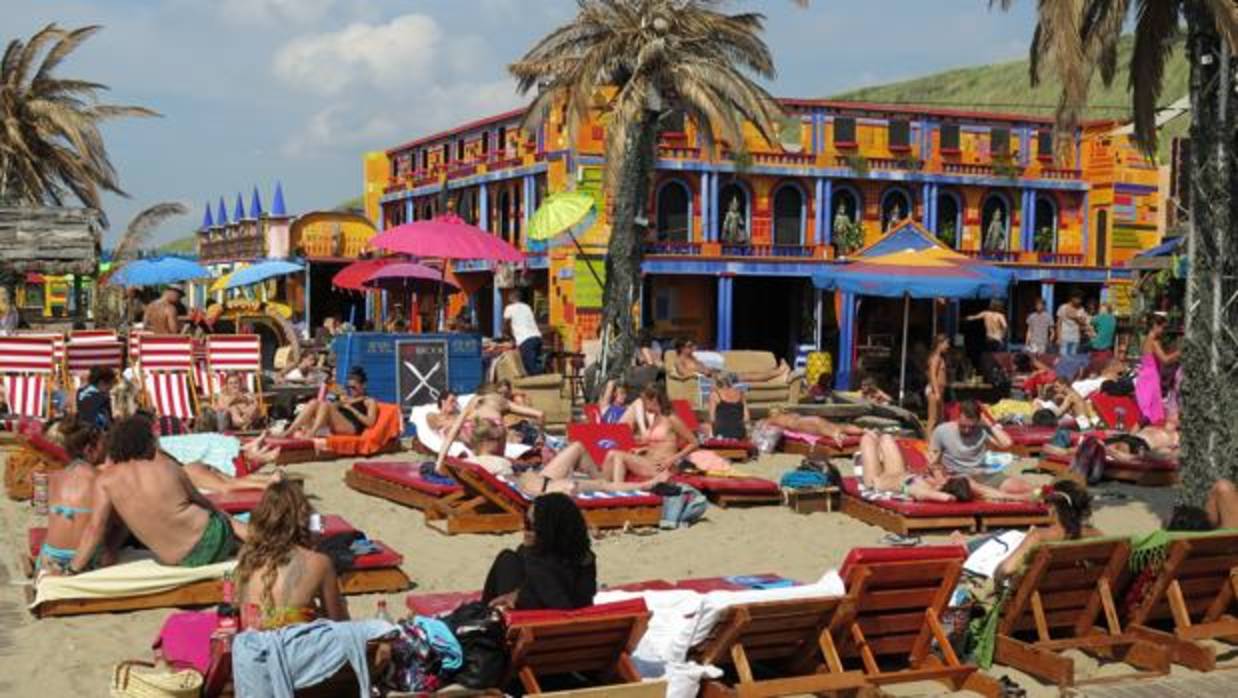 Un grupo de turistas toma el sol en la playa de Zandvoort, a pocos minutos de Ámsterdam