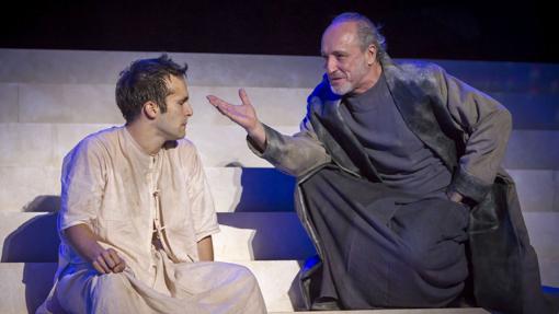 Los actores Ricardo Gómez y Roberto Álvarez en un momento de la puesta en escena de la obra "La Orestíada", de Esquilo, en el Teatro Romano de Mérida