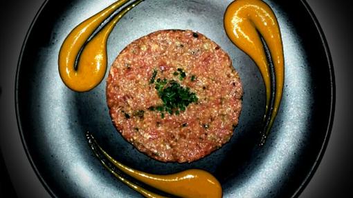 Steak tartar de solomillo de Cangas, a la mostaza de naranja, en Blanco