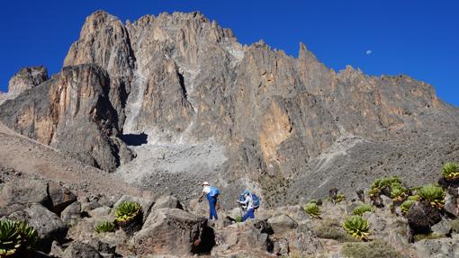 Dos montañeros ascienden hacia Lenana Point, en el Monte Kenia