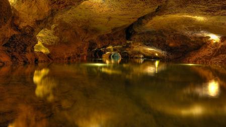 Interior de las Grutas de San José