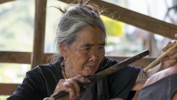 Whang-Od, de 100 años, es la última tatuadora kalinga