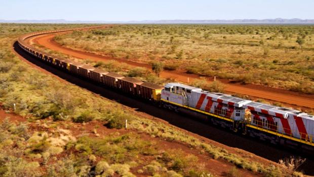 El tren de la compañía Rio Tinto en medio de los paisajes solitarios de Australia