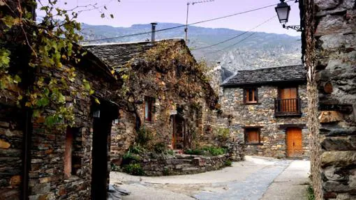Las casas de Valverde de los Arroyos han conservado la arquitectura tradicional de la comarca