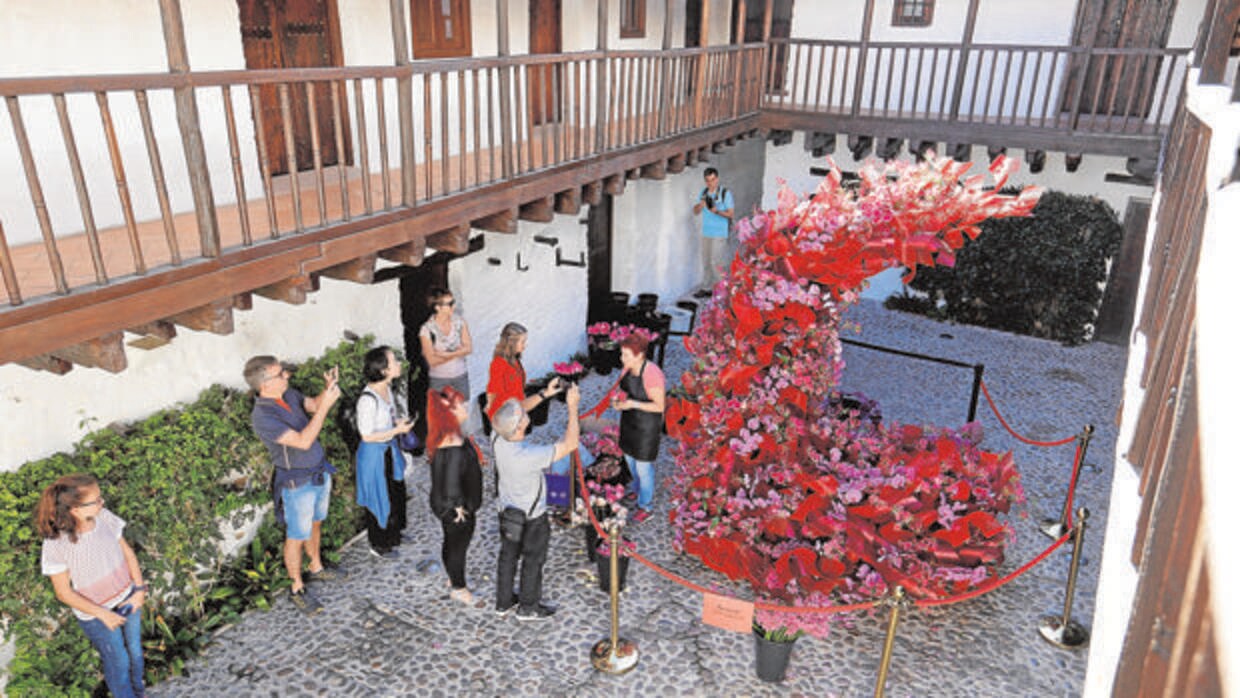 «Duende», la escultura floral instalada en el patio de la Posada del Potro, en Córdoba