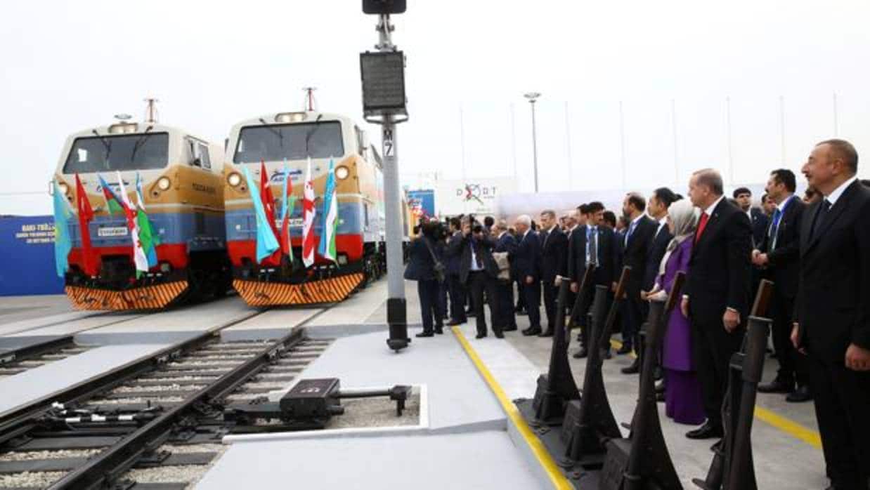 El presidente turco, Tayyip Erdogan; el de Azerbaiyán, Ilham Aliyev, y el primer ministro de Georgia, Giorgi Kvirikashvili, en la inauguración de la nueva línea Bakú-Tiflis-Kars