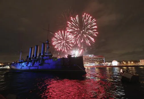 Imagen del crucero Aurora, bajo los fuegos artificiales, este fin de semana. Actualmente es un museo