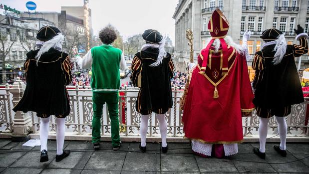 El Santa Claus holandés cambia sus «esclavos negros» por nobles españoles del XVI