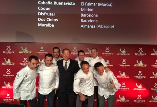 Los chefs de los nuevos restaurantes con dos estrellas Michelin, en la gala celebrada en Tenerife