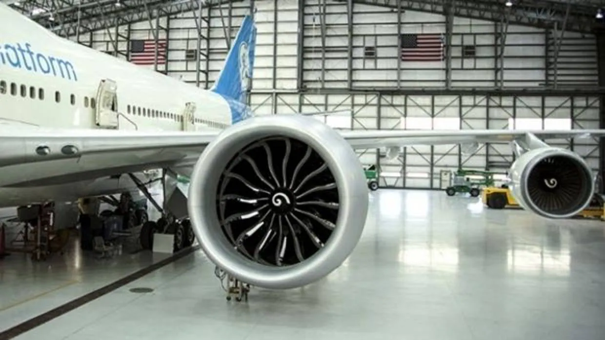 En la foto se aprecia la diferencia entre el motor GE9X y los que utiliza habitualmente un Boeing 747