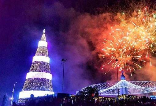 El árbol instalado en la plaza Salvador del Mundo de El Salvador cuenta con más de 40.000 luces LED
