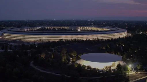 Vista del edificio Apple desde el auditorio Steve Jobs