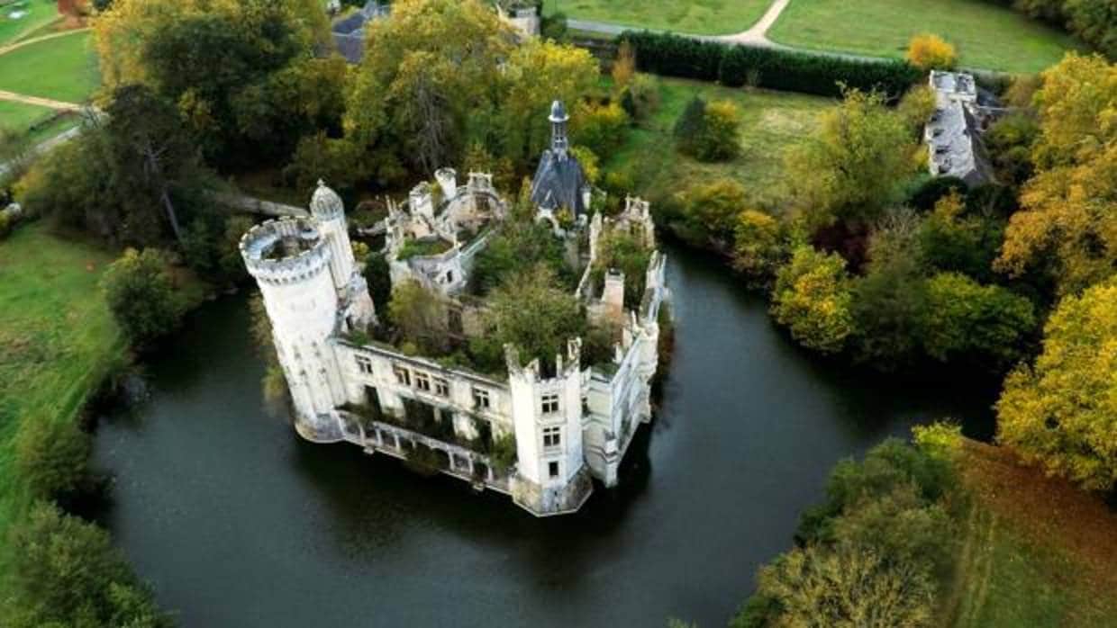 Fotografía del castillo de la Mothe-Chandeniers, una joya de la arquitectura romántica decimonónica, testigo de una historia nacida en el siglo XIII, situado en el centro de un lago artificial en la ribera del Loira francés