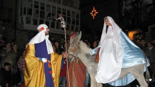 Por las calles de la villa ocho se desarrollan escenas del Auto Sacramental y posteriormente la Cabalgata de Reyes