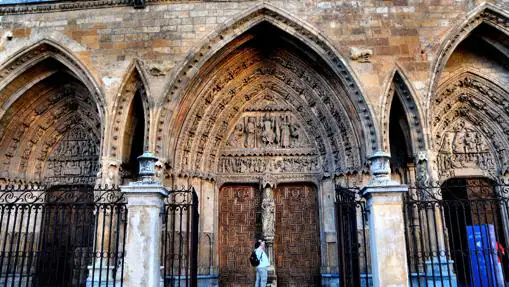 Puerta Occidental de la catedral con la imagen de la Virgen Blanca