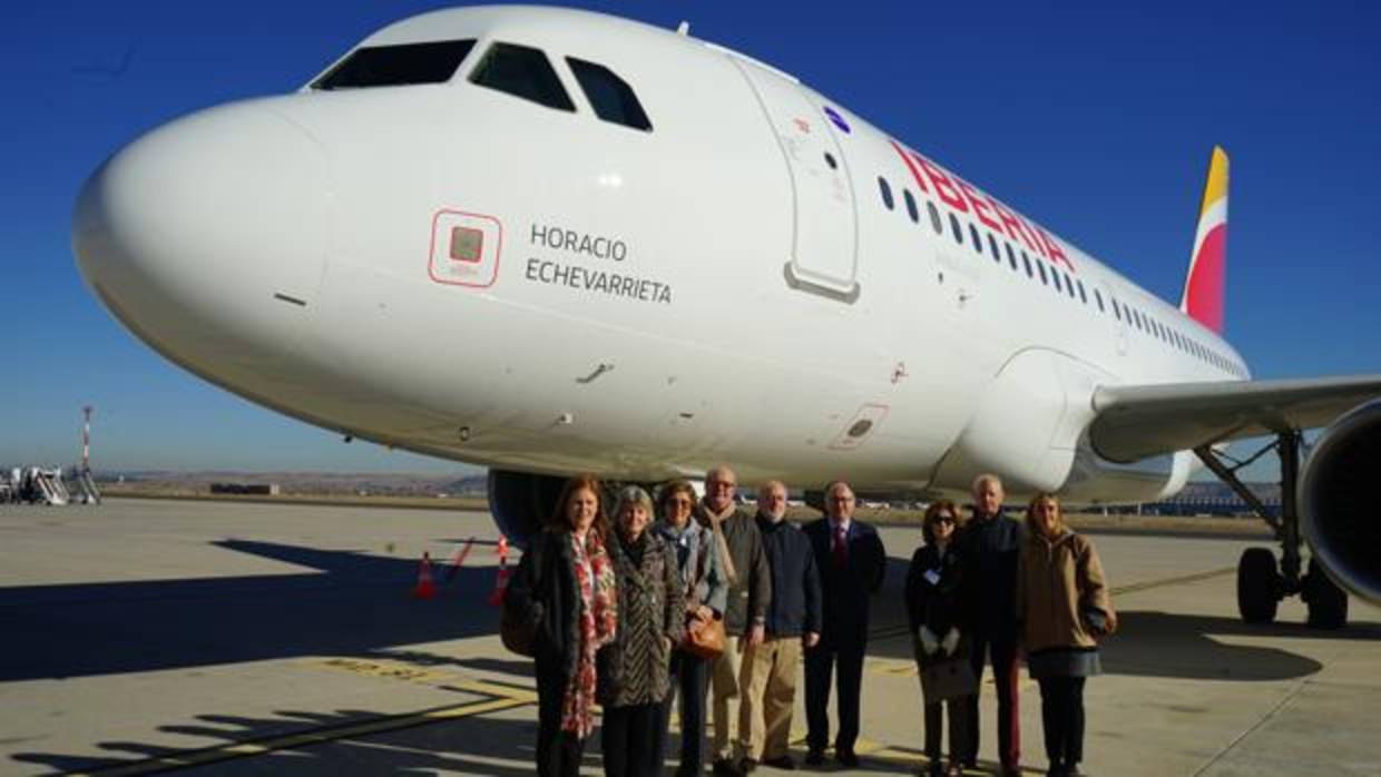 Iberia ha bautizado uno de sus Airbus A319 con el nombre de Horacio Echevarrieta, fundador y primer presidente de Iberia, compañía que acaba de celebrar el 90 aniversario de su primer vuelo. En la foto, puede verse a varios de sus nietos y dos de sus biznietos junto al presidente de Iberia, Luis Gallego