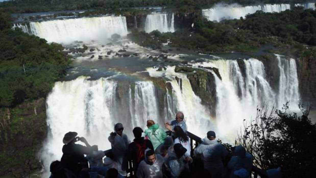Turistas ante el espectáculo de las cataratas de Iguazú