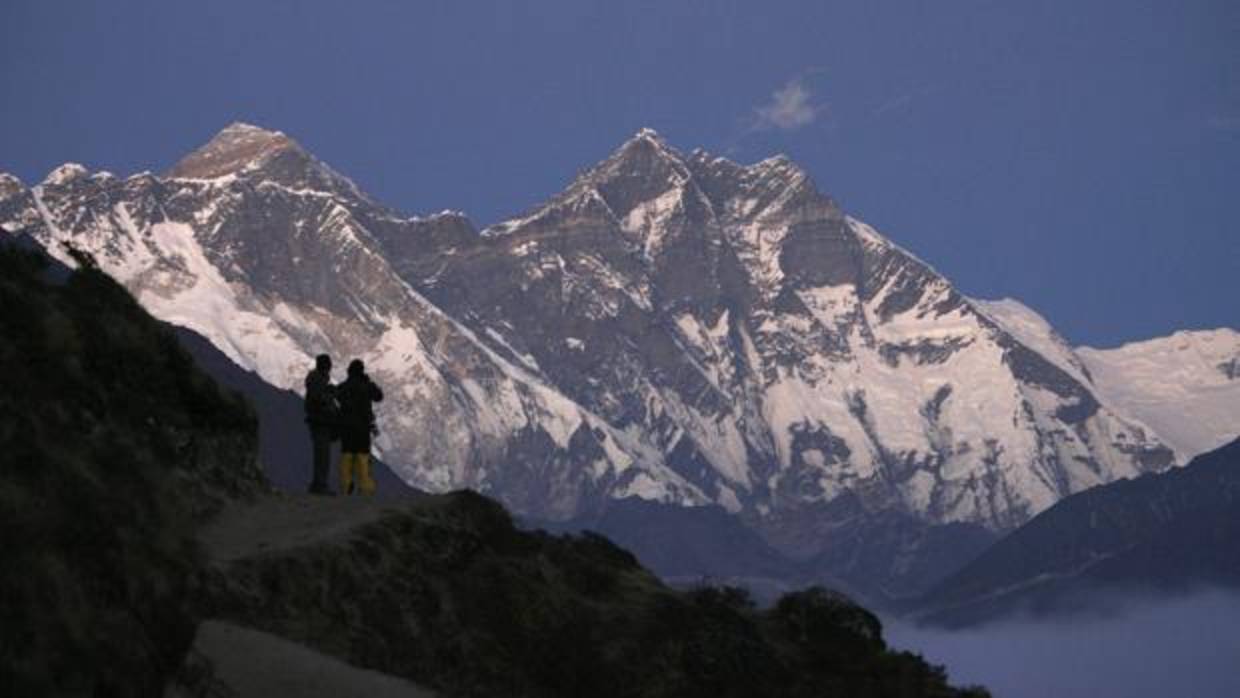 Dos viajeros disfrutan de la vista del Everest desde Syangboche, en Nepal