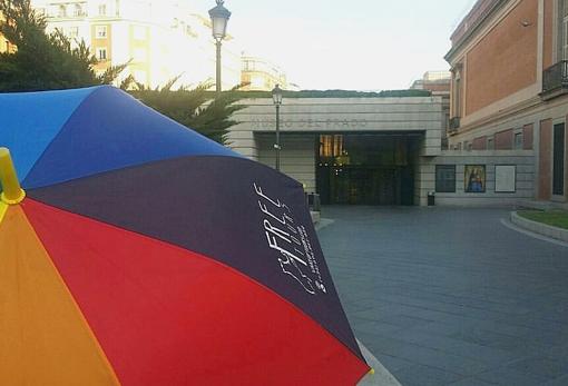 El paraguas multicolor de Mónica a la entrada del Museo del Prado