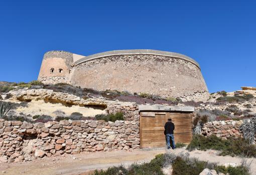 La fortaleza restaurada tiene hoy dos salones, cocina y un patio con acceso a piscina