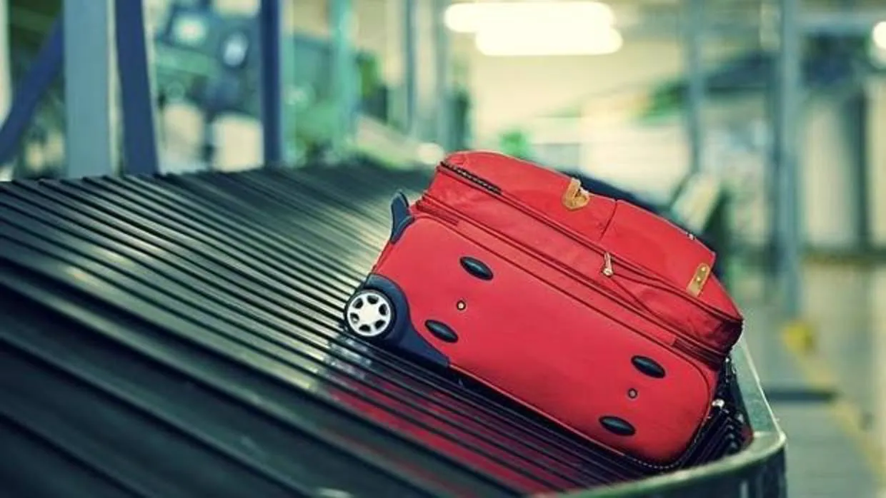 Una maleta en una cinta transportada de aeropuerto