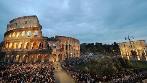 Vía Crucis en el Coliseo de Roma, el Viernes Santo