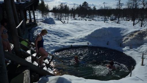 Una piscina de hielo junto a las cabañas del complejo Fell Centre Igloos