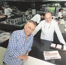 José Polo posa junto al chef Toño Pérez