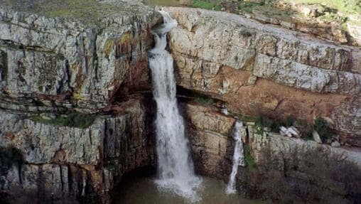 Salto de agua en el paraje La Cimbarra, en el parque natural de Despeñaperros